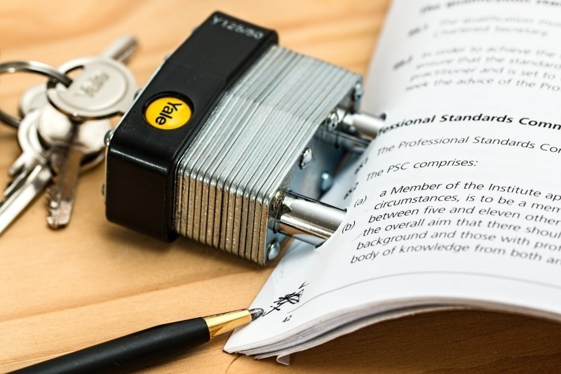 financial-contract-keys-and-pen-on-desk.jpg