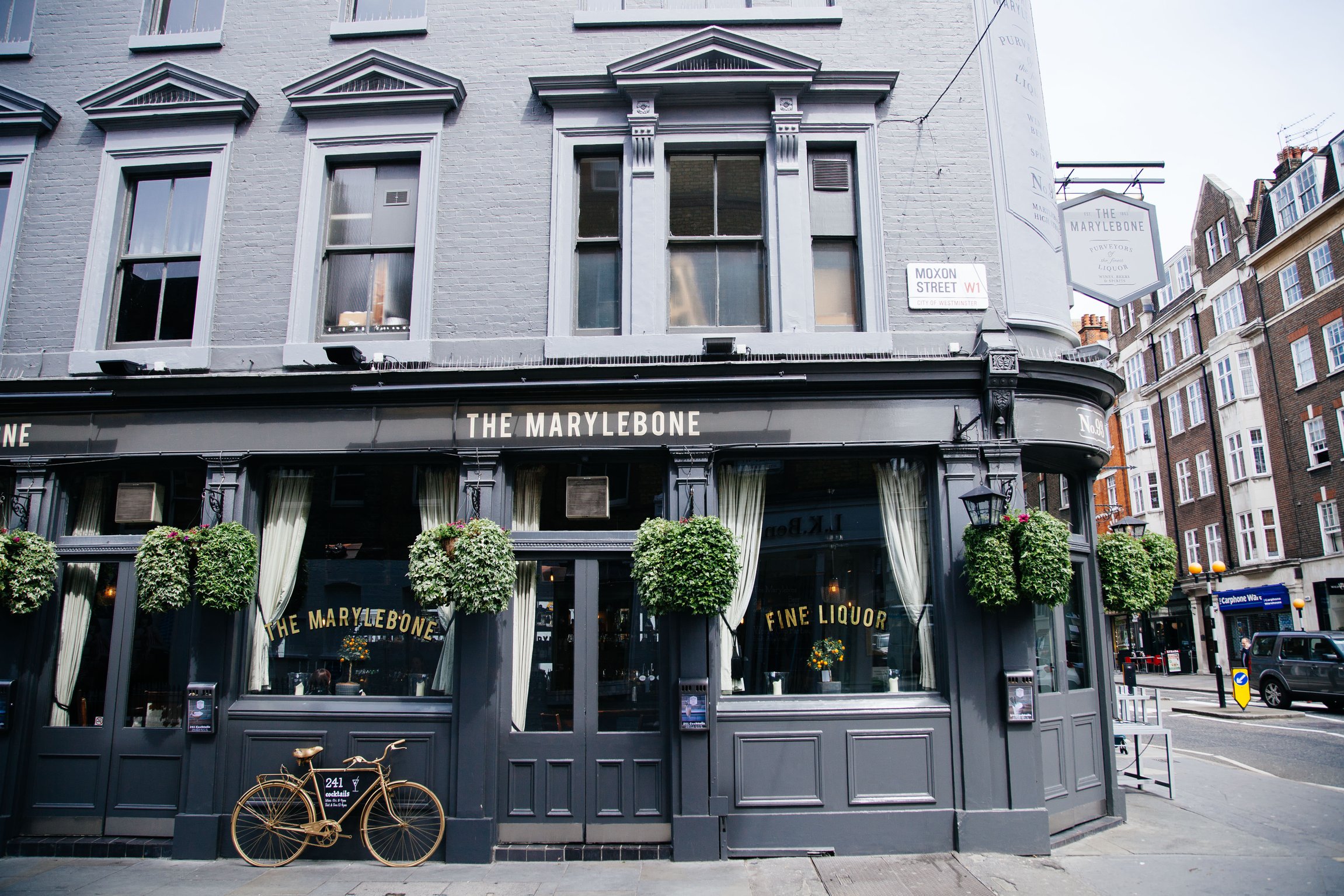 Уличное кафе в европе. Кафе прокоп в париже 18 век. Кофейня в городе. Кафе вид с улицы. Кофейня архангельск троицкий 16.